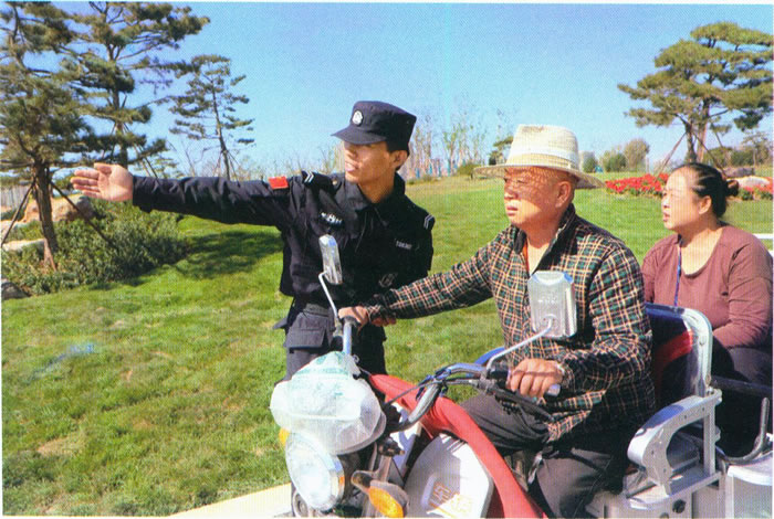 保安员为游客指引道路