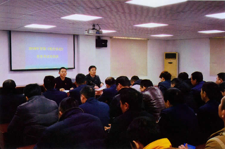 谢军红（前左）为保安员授课