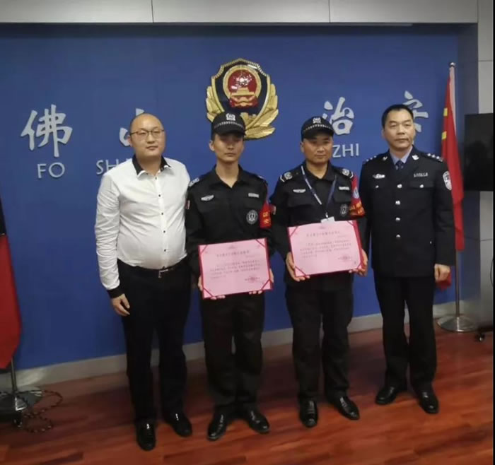 夏总与颁奖民警以及获奖队员合照