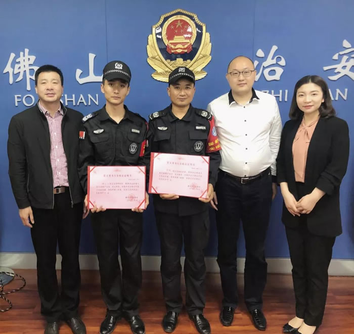 夏总、集团管理人员与获奖队员合照，送上慰问与祝贺