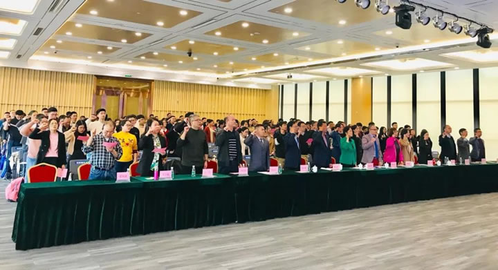 全体起立宣誓市场质量信用承诺倡议